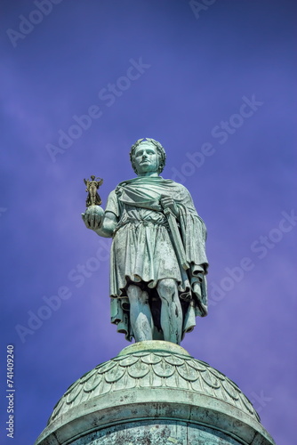 paris, frankreich - statue von napoleon am place vendome 