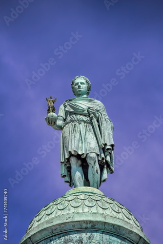Obraz na płótnie paris, frankreich - statue von napoleon am place vendome w salonie
