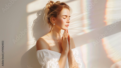 Jeune femme relax sentant la crème de jour pour s'hydrater dans ses mains, rituel bien être et arc en ciel photo