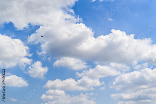 Fototapeta Naklejka Na Ścianę i Meble -  White clouds in a bright blue sky. The beauty of the nature