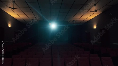 Sala de cine antigua con luz del proyector cinematografico