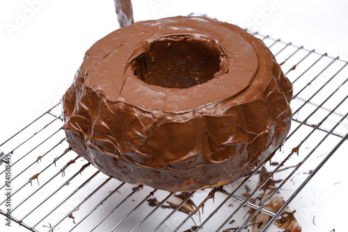Babka piaskowa z polewą z mlecznej czekolady wielkanocne ciasto drożdżowe 