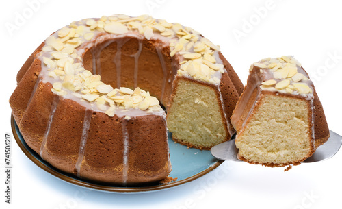 Kroic ciasto na kawałki, widoczny przekrój babki piaskowej wielkanocnej z bliska 