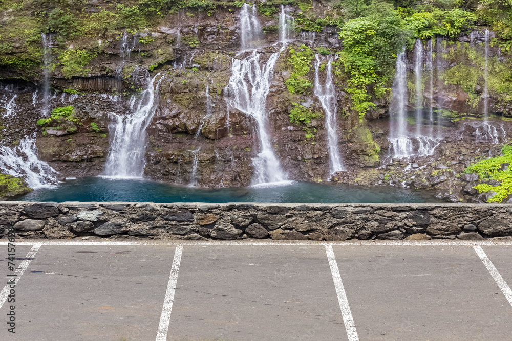 Naklejka premium Parking devant la cascade de Grand Galet, rivière Langevin, île de la Réunion 