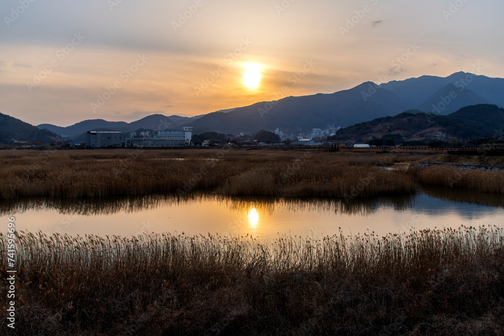 Fototapeta premium View of the sunset over the mountain