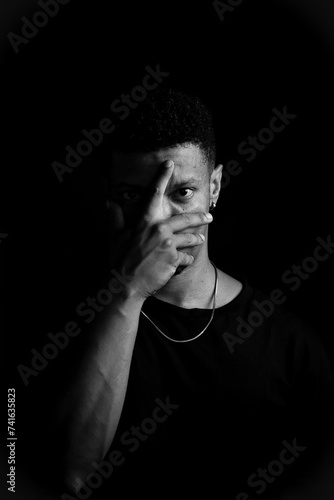 Obraz na płótnie Portrait of a young man covering his face. black and white photography w salonie