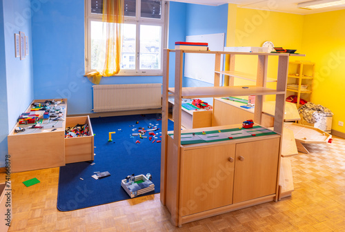 spielecke schulhaus kindergarten schweiz teppich