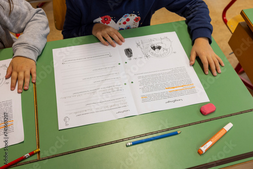Canvastavla kinder lernen lesen schule pult schweiz