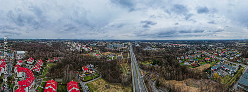 Obraz na płótnie Miasto Wodzisław Śląski na Śląsku w Polsce z blokami i terenami zielonymi. Panorama zimą z lotu ptaka w salonie