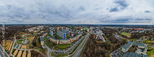Miasto Wodzisław Śląski na Śląsku w Polsce z blokami i terenami zielonymi. Panorama zimą z lotu ptaka