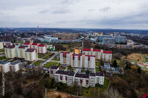 Obraz na płótnie Miasto Wodzisław Śląski na Śląsku w Polsce z blokami i terenami zielonymi. Panorama zimą z lotu ptaka w salonie