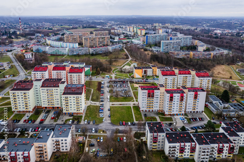 Obraz na płótnie Miasto Wodzisław Śląski na Śląsku w Polsce z blokami i terenami zielonymi. Panorama zimą z lotu ptaka w salonie