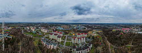 Obraz na płótnie Miasto Wodzisław Śląski na Śląsku w Polsce z blokami i terenami zielonymi. Panorama zimą z lotu ptaka w salonie