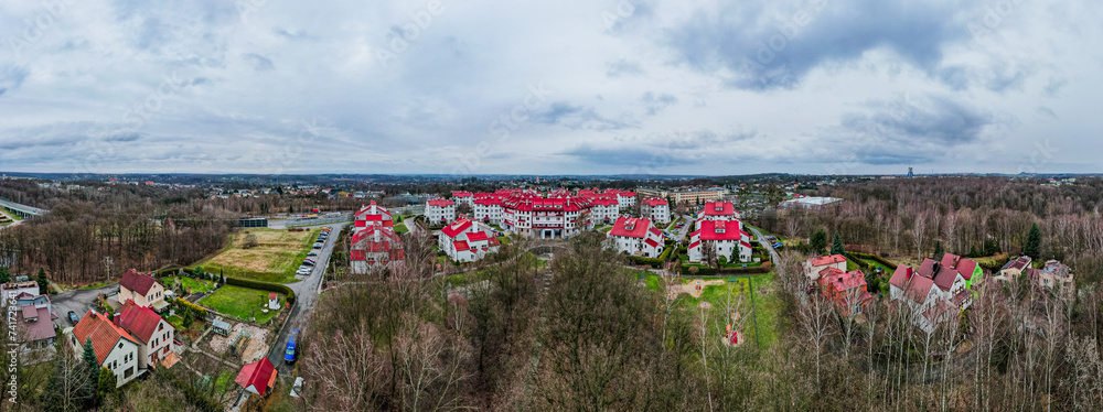 Nowoczesne osiedle mieszkaniowe w Wodzisławiu Śląskim na Śląsku w Polsce. Panorama z lotu ptaka