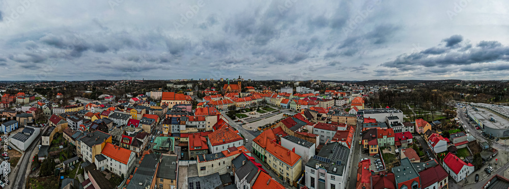 Stare miasto z rynkiem, Wodzisław Śląski na Śląsku w Polsce. Panorama zimą z lotu ptaka