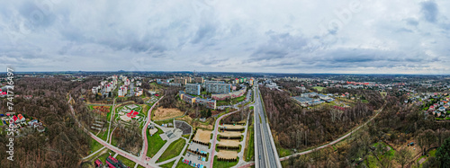 Obraz na płótnie Miasto Wodzisław Śląski na Śląsku w Polsce z blokami i terenami zielonymi. Panorama zimą z lotu ptaka w salonie