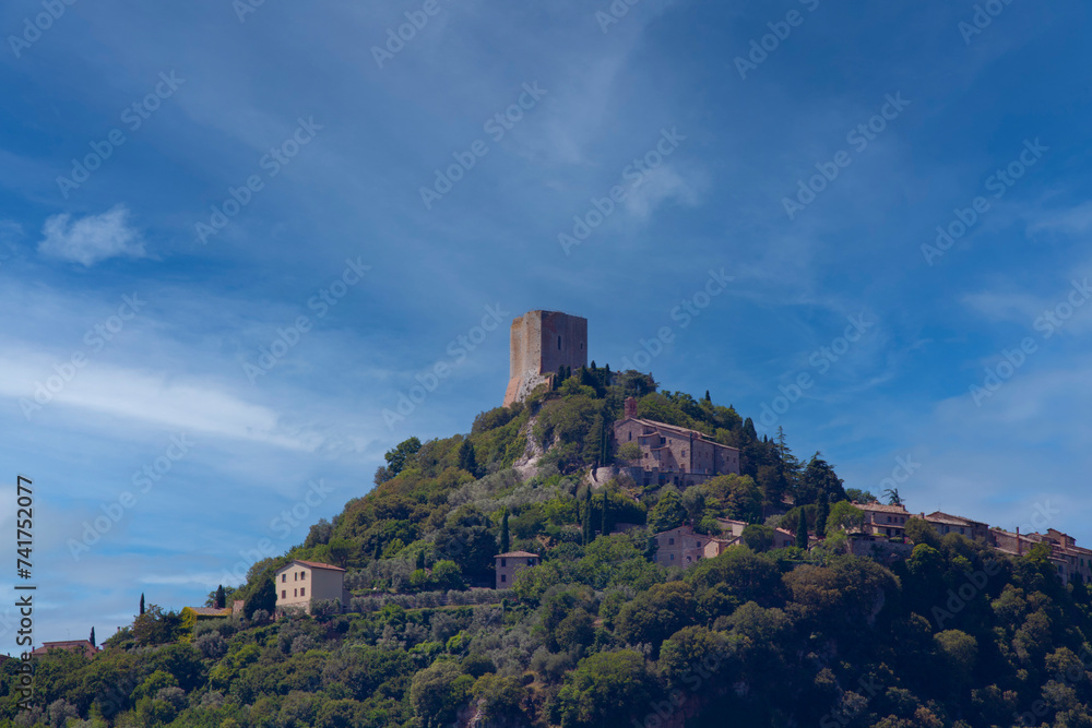 Fototapeta premium The rich history and defensive walls of Rocca di Tentennano
