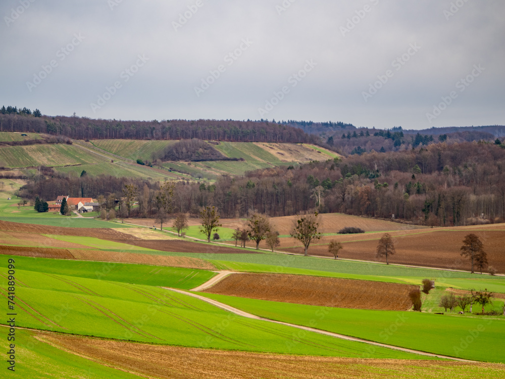 Ackerbau in hügeliger Landschaft