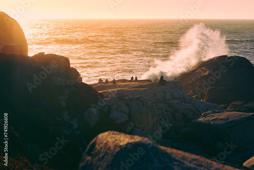 atardecer con amigos en las rocas
