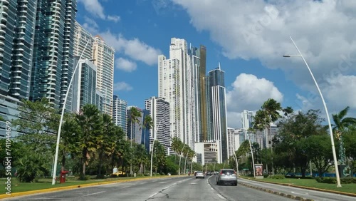 Recorrido en automóvil por la Avenida Balboa en un día soleado en la Ciudad de Panamá.
