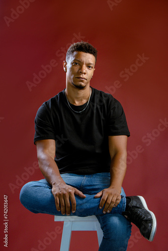 Obraz na płótnie Portrait young African man looking serious w salonie