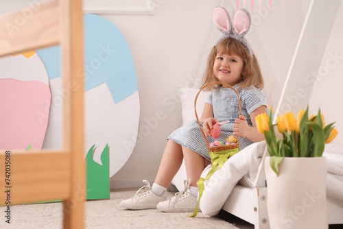 Cute little girl with Easte...