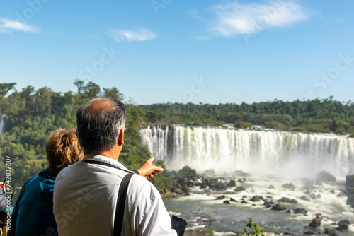 jubilados visitando las cataratas del Iguazú
