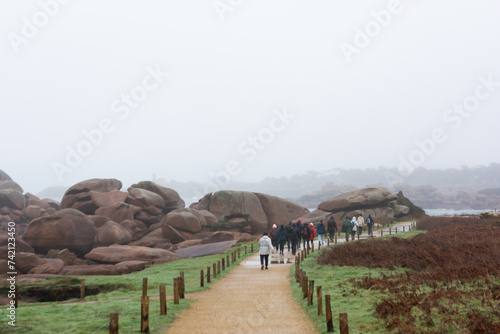 Randonneurs sur la côte de granit rose en hiver-Bretagne France photo