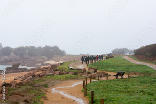 Randonneurs sur la côte de granit rose en hiver-Bretagne France photo