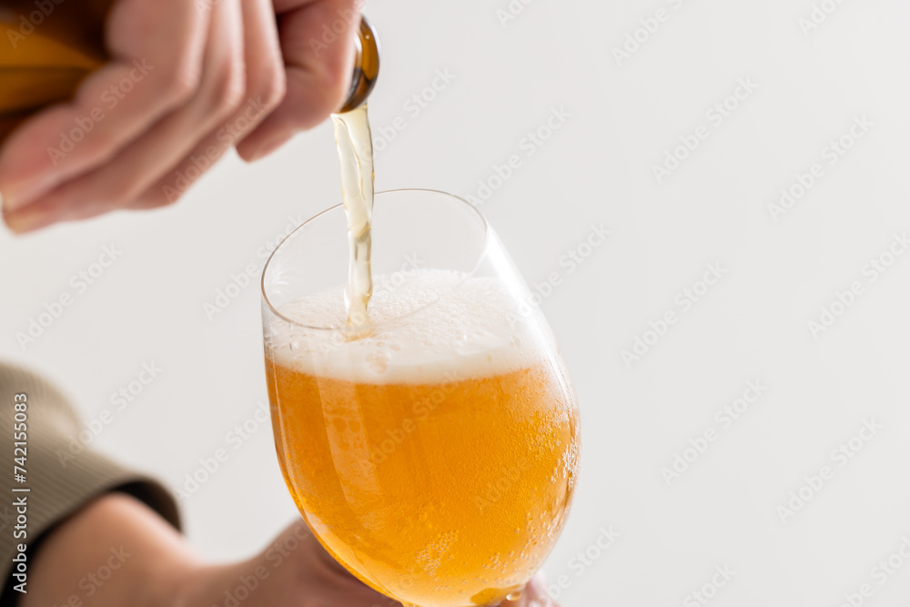 グラスに注ぐビール　beer pouring into a glass - obrazy, fototapety, plakaty 
