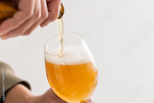 グラスに注ぐビール　beer pouring into a glass photo