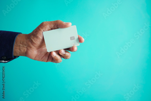 Fotografía close up of person hand holding credit card