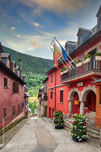 Salardu is the capital of the municipality of Alto Ar  n located in Valle de Aran in the province of Lerida  autonomous community of Catalonia  Spain.