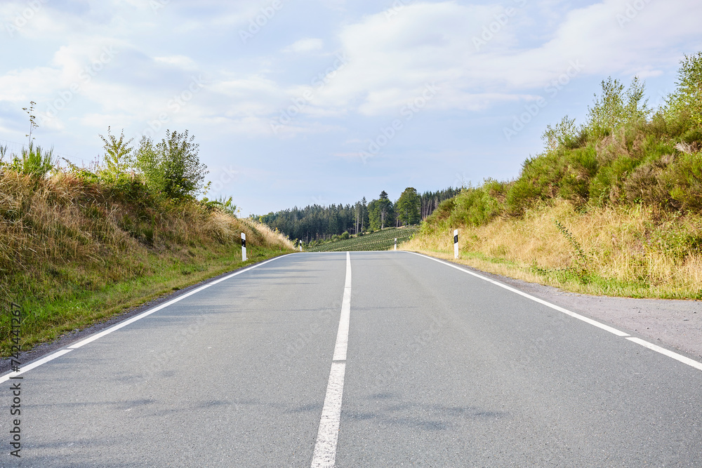 Leere Fahrbahn in Cobbenrode, Sauerland, HSK Leere Fahrbahn in Cobbenrode, Sauerland, HSK