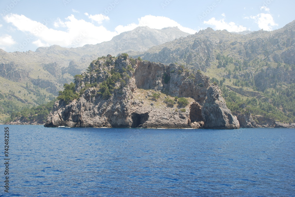 Fototapeta premium view of the sea and mountains