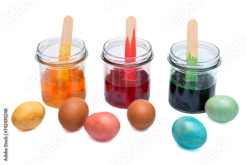 Barwienie wielkanocnych jajek, kolorowe pisanki I barwniki w słoiczkach