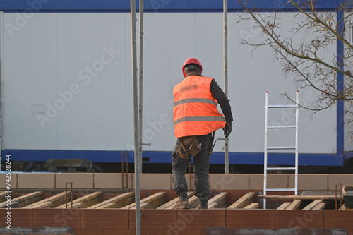 ouvrier maçon sur un chantier de construction de bêtiment