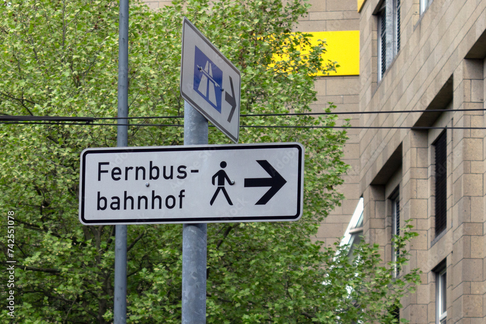 Fototapeta premium Wegweiser Fernbusbahnhof vor dem Bahnhofplatz in Düsseldorf