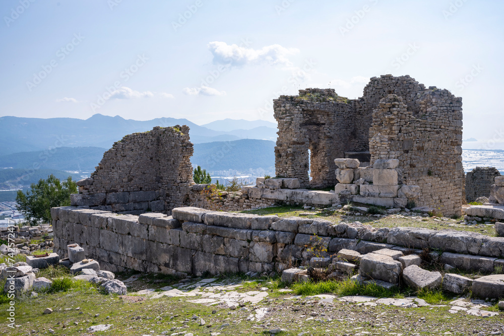 The remains of an Opramoas monument, aqueduct, a small theater, a temple of Asclepius, sarcophagi, and churches from Rhodiapolis, which was a city in ancient Lycia. Today it is located in Kumluca