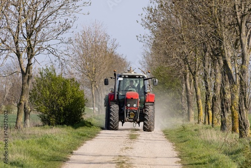 Landwirtschaft Mähdrescher und Traktor bei der Ernte auf einem Feld