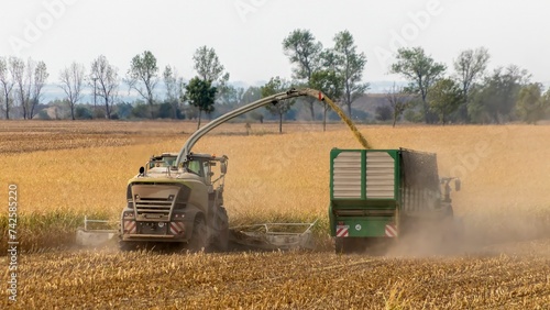 Landwirtschaft Mähdrescher und Traktor bei der Ernte auf einem Feld
