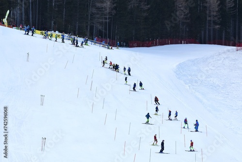 Kurz vor dem Start eines Nachwuchs-Schirennens (Slalom) auf der Teichalm in der Steiermark -Totale