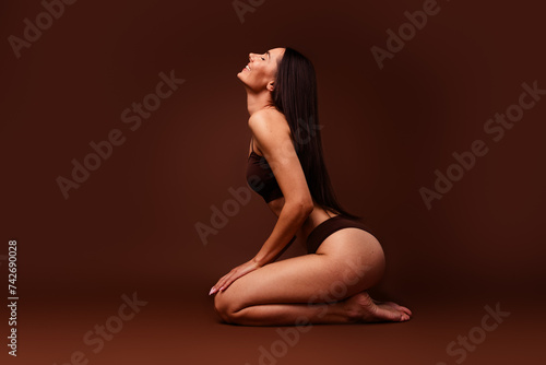 Tableau sur toile Full length photo no filter of lovely young lady sit floor body acceptance wear