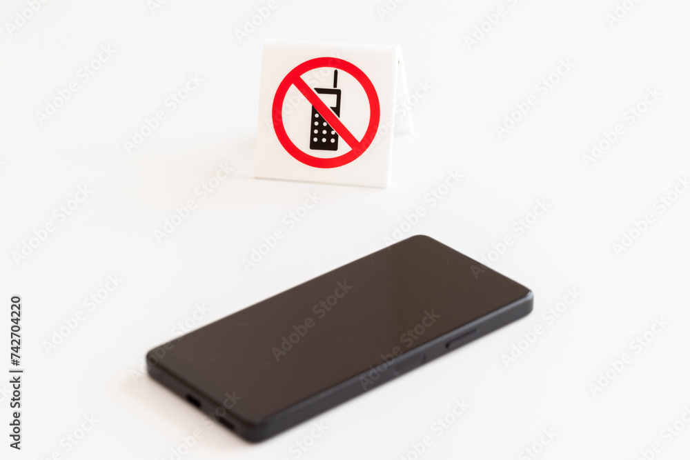 通話禁止の席に置かれたスマートフォン 通話禁止の席に置かれたスマートフォン