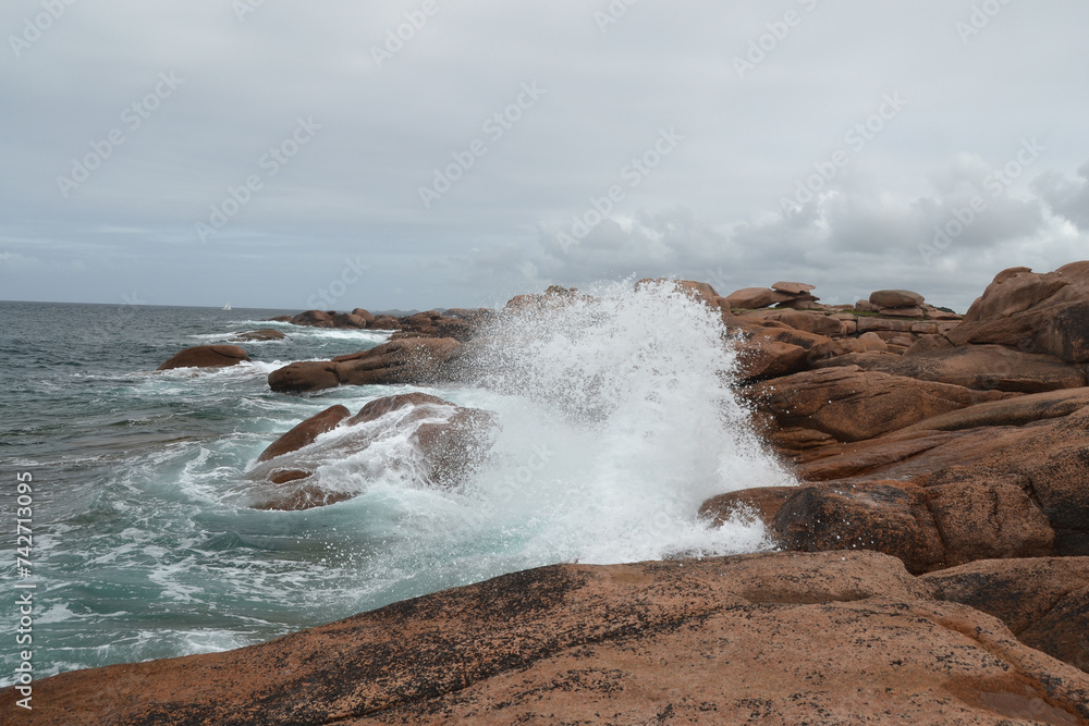 Fototapeta premium Côte de Granite Rose dans les Côtes d'Armor, Ile Renote, rocher et vagues en Bretagne 