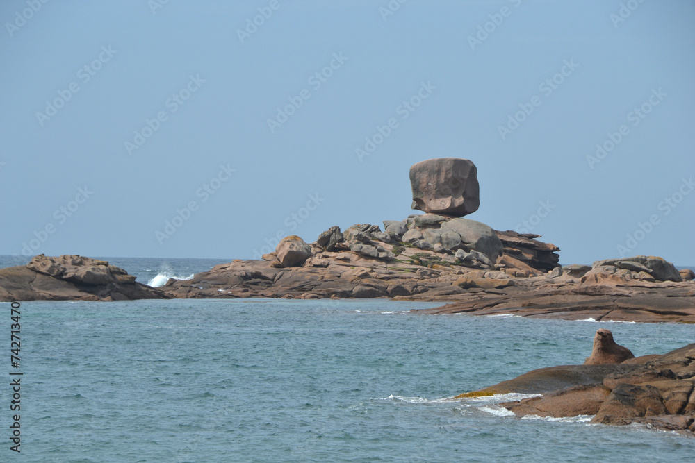 Côte de Granite Rose dans les Côtes d'Armor, Ile Renote, rocher et ...