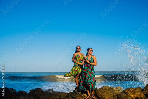 pareja de mujeres casuales disfrutando de las vacaciones a orilla de mar en verano