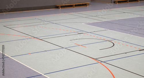 Obraz na płótnie Hallenboden in einer Sporthalle mit diversen Spielfeld Linien w salonie