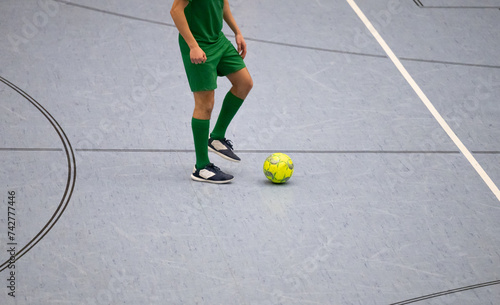 Futsal Hallen Fußball und Sporthallenboden in einer Sporthalle mit diversen Spielfeld Linien