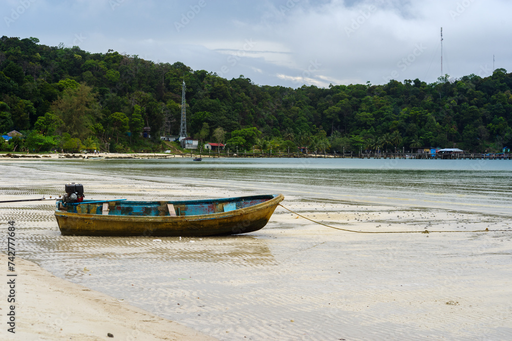 Un bateau sur la plage de Koh Rong Samloem Un bateau sur la plage de Koh Rong Samloem